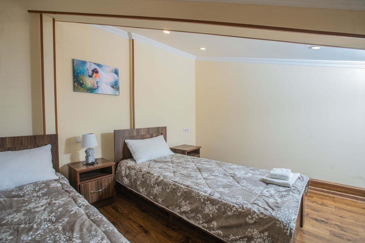Telav Holl Hotel Telavi Buitenkant foto