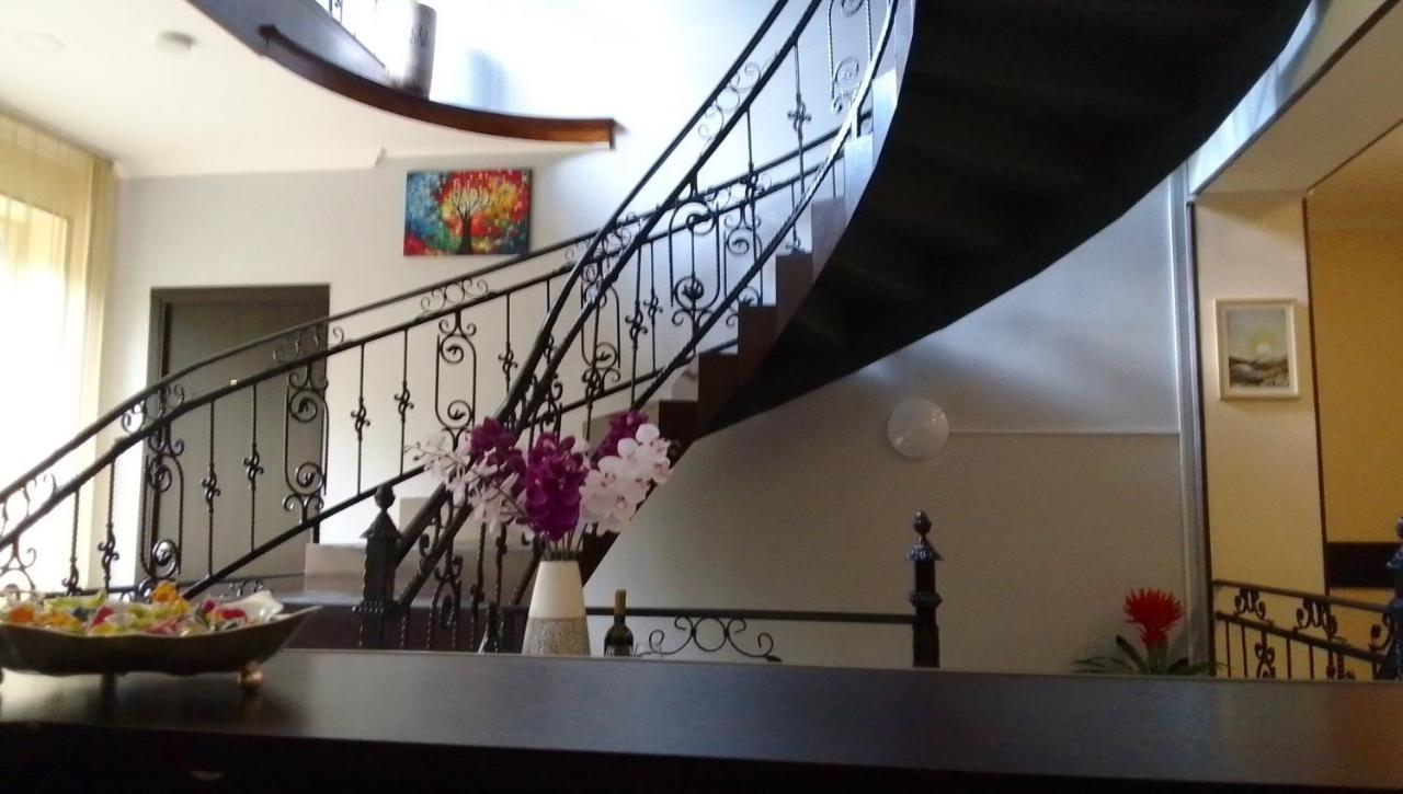 Telav Holl Hotel Telavi Buitenkant foto