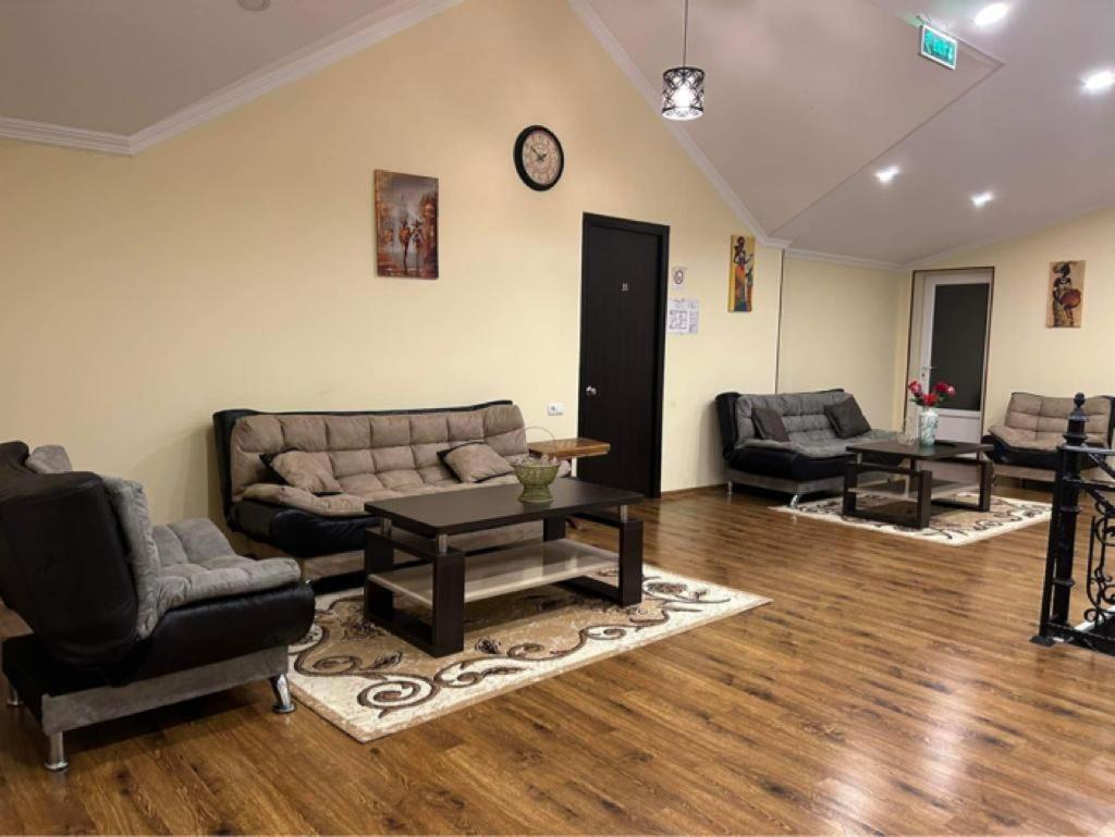 Telav Holl Hotel Telavi Buitenkant foto